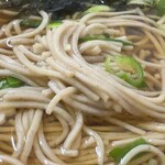 三忠食堂 - 端で掴むとポロポロと