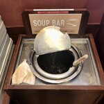 バーミヤン - 料理写真:謎の日替りスープは飲み放題だけど、あまり嬉しくないテイスト。茶色の液体に湯の花みたいなのが浮かんでたな。