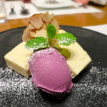 肉割烹　華家　新栄 - チーズケーキ　ピオーネのアイスクリーム