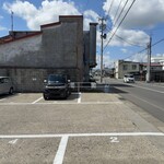 三忠食堂 - 駐車場は入り口の左右2台ずつ