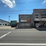 三忠食堂 - お店の左が駐車場