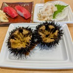 はこだて海鮮市場  - 殻付き雲丹 1000円