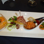 ザ・リッツ・カールトン東京 - 前菜（左から、赤パプリカムース、生ハムのサラダ、サーモンのタルタル）