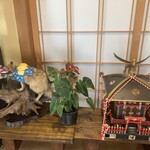 そば処 甚五郎 - 玄関入ってすぐの置物