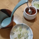 かしわや - 最初に、お水、そば湯、ネギ、辛味大根おろしなどが配膳