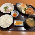 海鮮茶屋 一鮮 - 【2025.9.2(火)】日替りランチ（並盛ご飯＋味噌汁＋刺身＋白身魚＋コロッケ）990円→890円