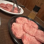 焼肉 うらいち - 奥タン  手前上タン