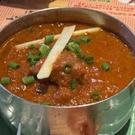 アティティ - チキンハイデラバード。熱々。生粋のインド店なのにこの温度はもはや手では食べない日本人向けにローカライズされている。だからこの店好き。白いのは生姜。パウダースパイスではない。