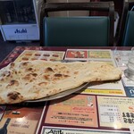 アティティ - ナンかご飯を選べる。ナンはもはや皿からこぼれ落ちてる。熱々。バターたらり。右手だけでは無理ゲーなヤツ。