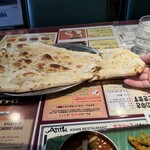 アティティ - ちぎったがサイズ比較のためくっつけてみた。因みに私の手は洗浄用手袋だとＬサイズ。スキー手袋だと男性Ｌサイズ、医療用だと6.5という大きさ。彼氏よりデカい時あり。