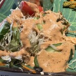 アティティ - サラダはケチャップとマヨのオーロラソースに近い。少し甘い。キャベツきゅうりトマトにんじん。