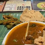 アティティ - あちゃはきゅうりとにんじんの胡麻和え的なヤツ。辛さは一つもない。こちらの玉ねぎのアチャール（タバスコぶっかけ）も好きなのだけど。パパドはパリパリ。ちとカレーにまぶしちゃった。（損壊）