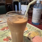 アティティ - アイスチャイはアイスでもわかるスパイシーさ。甘味はなく、ポーションでのガムシロ提供。これもローカライズ。インドの甘いのはめちゃ苦手。でも、ポーション全入れしてちょうどの甘さ。
