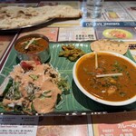 アティティ - 賄いカレーセット1,100円税込。日替わりと好きなの選べる。チキンハイデラバードが辛くてお気に入りなのでそれ。その右がアチャール（辛くない）、パパド（せんべい）、賄い、サラダ。