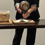 日本料理 TOBIUME - ほうじ茶作ります