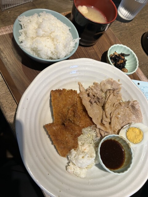 Izakaya &amp; Cafe Mon