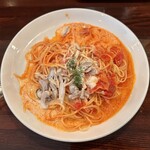スパゲッテェリア・ピアノピアノ - ベーコンのトマトソースときのこクリーム
