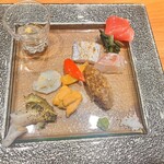 いまむら - 造り　８種（左下から白ツブガイ、ウニ、水タコ、アジのなめろう、太刀魚、イシダイ、キハダマグロ、左上は閖上で上がったシラス