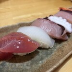 お食事処 ひがし - にぎり！鰹二貫、イカ、ハマチ二貫、タコ、エビ