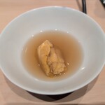 すし 良月 - 赤座海老の出汁にウニを加えたいちご煮風のお椀