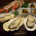 千松しま - optio A30で撮影。生牡蠣と造り盛合せ。