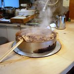 大坂屋 - カウンターに埋め込まれた煮込み大鍋