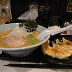 ぶた家 - 豚骨醤油ラーメン & 餃子 & ライス