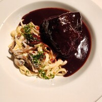 ヌガ - 牛ホホ肉の赤ワイン煮込み