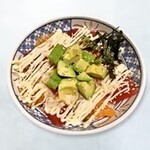 まぐろとサーモンマヨのアボカド丼（酢飯）