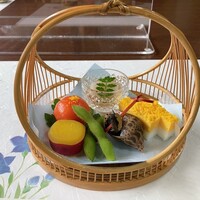 下鴨福助 - サーモン手毬寿司、丸十甘煮、二色玉子、　　　　　　芋茎胡麻和え、他