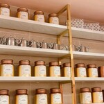 tea room KANKO - 本格紅茶をそろえる棚が印象的