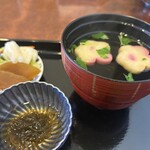 うなぎ家 敏 - 肝吸いでは無いが三葉の香りが美味しいお吸い物、もずく、奈良漬も付いてますﾟ+.ﾟ(´▽`人)ﾟ+.ﾟ