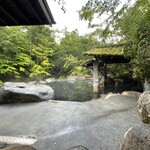 山みず木 - 男性露天風呂、風呂の向こう側は渓流になっている