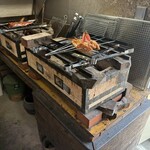 ひもの万宝商店 - キンキとキンメ　炭バサミで火加減調整中