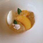 カーサ・デル・チーボ - 高級プラム 貴陽と白ワインジュレ ヨーグルトのソルベット添え