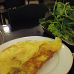 Long Huy Nha hang restaurant - バインセオ　右に野菜がいっぱい