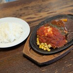 ペーパームーン - 料理写真:トマトチーズハンバーグ　1,100円