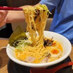 純米濃厚味噌ラーメン つむぎ - ｢九州豚骨味噌｣箸上げ！【細ストレート麺】!?