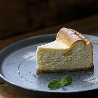 自家製チーズケーキ×コーヒーでほっと一息。限定スイーツも必見