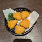 鶴亀 - 注文③：カマンベールチーズフライ---730円　⇒　出来立てアツアツで油は確実に切られていて中身はとろ～りチーズ★★★★★