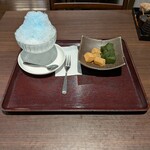 鶴亀 - 注文⑤：おゆば謹製かき氷ラムネ---400円　/　注文⑥：特製わらびもち---580円　⇒　口当たり柔らかなモチモチ食感のきな粉。和三盆～黒蜜が入った抹茶。2種類のわらび餅。