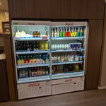 鶴亀 - 湯上がりの飲料陳列コーナー　⇒　万博おゆばで初めて目にした気になるサイダーがずらり陳列ヽ(^o^)丿　さくらコーラ・しずおかコーラー・富士山ゆずサイダー・赤富士サイダー・シャインマスカットサイダー・静岡いちごサイダー・山梨ぶどうサイダー・静岡みかんサイダー・その他多種類....と勢揃いでした( ｀―´)ノ　どれも200～220円！！