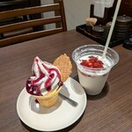 鶴亀 - 注文⑦：果肉たっぷりシェイクストロベリー---450円　/　注文⑧：バニラとソースを味わうサンデーソフトブルーベリー---430円