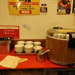 麺屋 旭 - 2025年8月30日現在の税込み100円食べ放題ライスバーコーナー