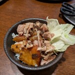 骨付鳥かもん - 半身を丼に  脂がグッとテイスト