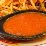 蒙古タンメン中本 - ややトロミ掛かったスープです