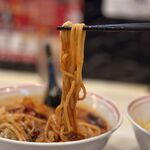 蒙古タンメン中本 - スープに潜らせた麺