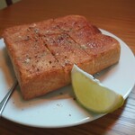 カワセミ珈琲店 - カルダモントースト 680円✨️枚方の有名店のパン。はちみつバターにクラッシュしたカルダモンが散りばめられ豊かな香り。ライムを絞って頂くのが最高です。こんなに爽やかなトーストは初めて。