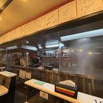 蒙古タンメン中本 - 厨房の様子