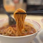 蒙古タンメン中本 - スープに潜らせた麺